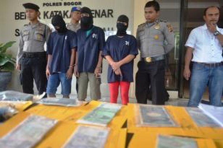 Dua pelaku pencurian dan pembunuhan serta satu pelaku penadah barang curian dihadirkan dalam gelar ekpose kasus pembunuhan, di Mapolres Bogor, Rabu (21/01/2015). K97-14