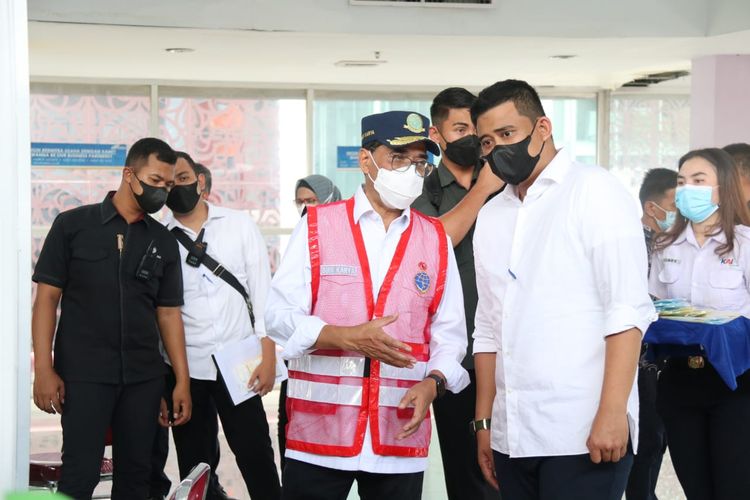 Wali Kota Medan Bobby Nasution mendampingin Menteri Perhubungan Budi Karya Sumadi saat melakukan kunjungan ke Kota Medan, Sabtu (29/5/2021). 
