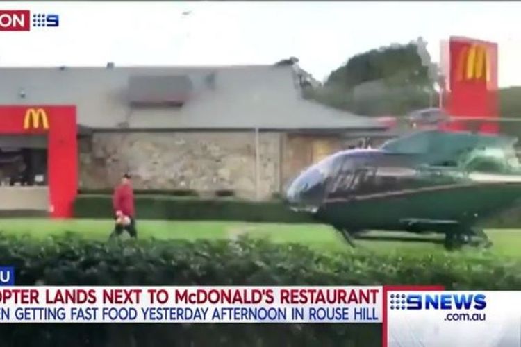 Foto yang diambil dari rekaman video ini memperlihatkan pilot helikopter baru saja selesai membeli makanan di sebuah gerai McDonalds.
