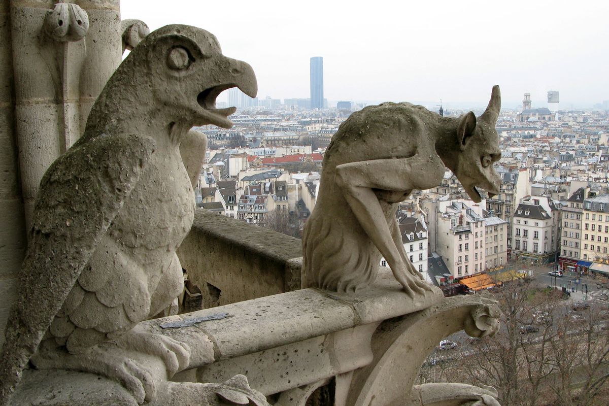 Patung gargoyles di katedral Notre-Dame.