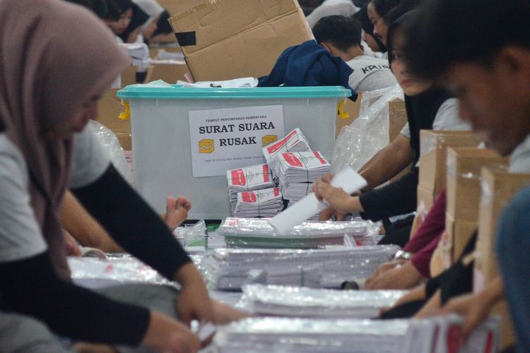 Ratusan surat suara presiden yang rusak ditemukan saat penyortiran dan pelipatan di Gudang Logistik KPU, Klapanunggal, Kabupaten Bogor, Jawa Barat, Senin (15/1/2024).