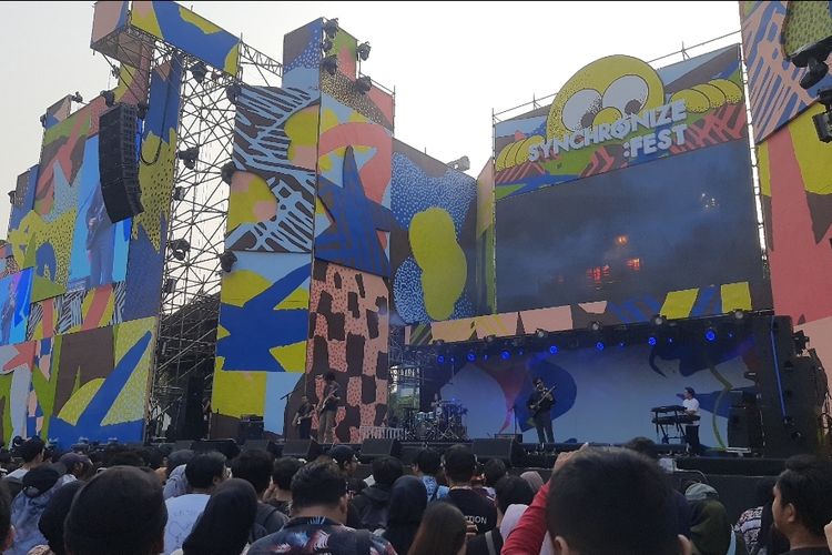 Penyanyi Fiersa Besari membuka penampilan di Synchronize Fest hari pertama di Gambir Expo Kemayoran, Jumat (1/9/2023). 