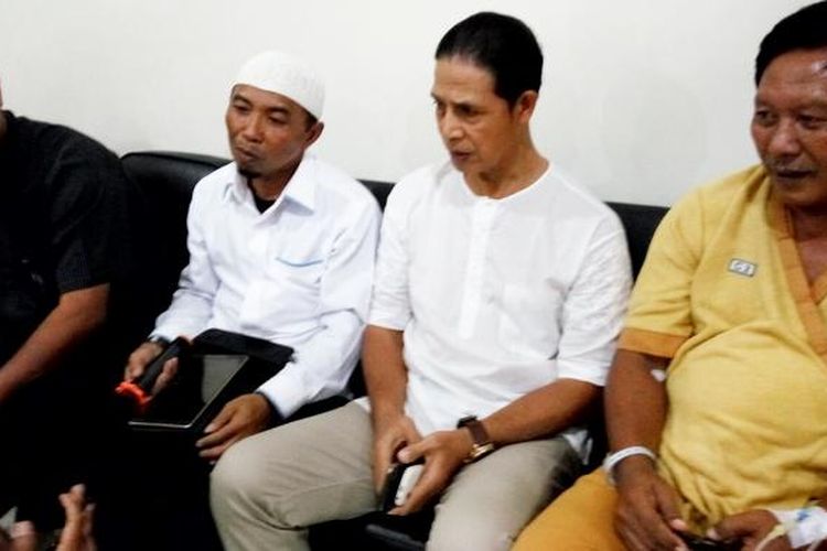 Imam Hakim (mengenakan kopiah putih) bersama tiga orang tua mahasiswa peserta GC yang dirawat di RS JIH saat memberikan keterangan pers