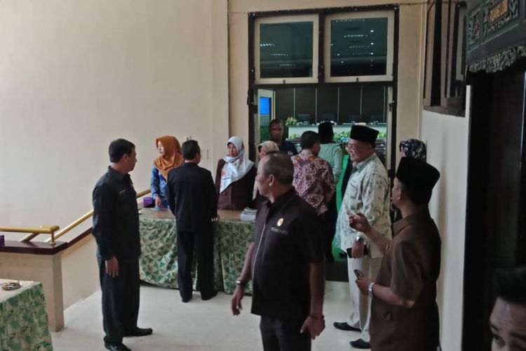 Sejumlah anggota dewan menghubungi beberapa anggota dewan lainnya untuk menghadiri sidang paripurna DPRD Pamekasan tentang penetapan Raperda RPJMD, Jumat (29/3/2019) 