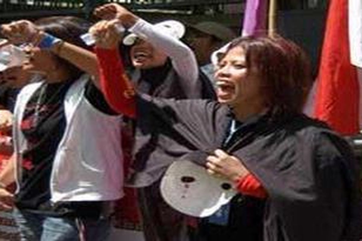 Sejumlah tenaga kerja Indonesia anggota Indonesian Migrant Workers Union (IMWU) saat berunjuk rasa memprotes pembayaran dibawah standar dan pelanggaran hak-hak buruh migran di Hongkong, Minggu (7/9). Sedikitnya 120.000 TKI bekerja di Hongkong dan 22.000 di antaranya masih menjadi korban pembayaran gaji dibawah standar.