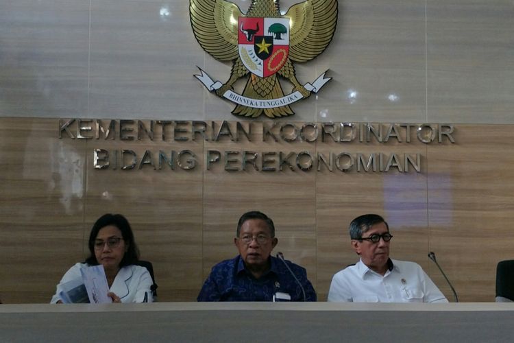 Menteri Koordinator Perekonomian Darmin Nasution bersama beberapa menteri dan Kepala BPKM dalam konferensi pers tentang kemudahan berusaha di Kantor Kemenko Perekonomian, Jakarta, Kamis (1/11/2018)