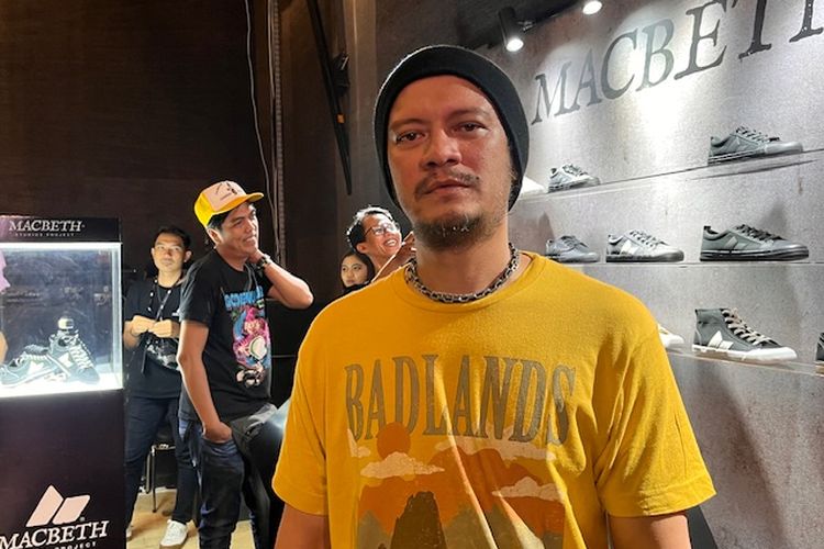 Eno NTRL Akui Terinspirasi Tom DeLonge Blink-182 dalam Berbusana
