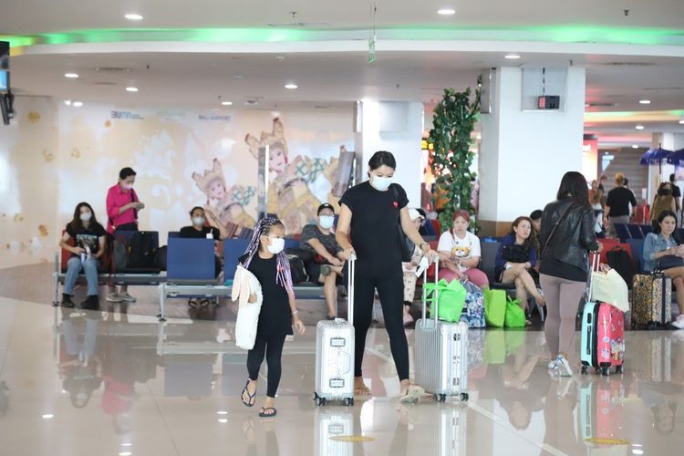 Ilustrasi wisatawan di salah satu bandara yang dikelola PT Angkasa Pura I. Mengetahui cara check in online pesawat Batik Air dapat menjadi alternatif jika tak sempat check in secara langsung atau kondisinya tak memungkinkan.