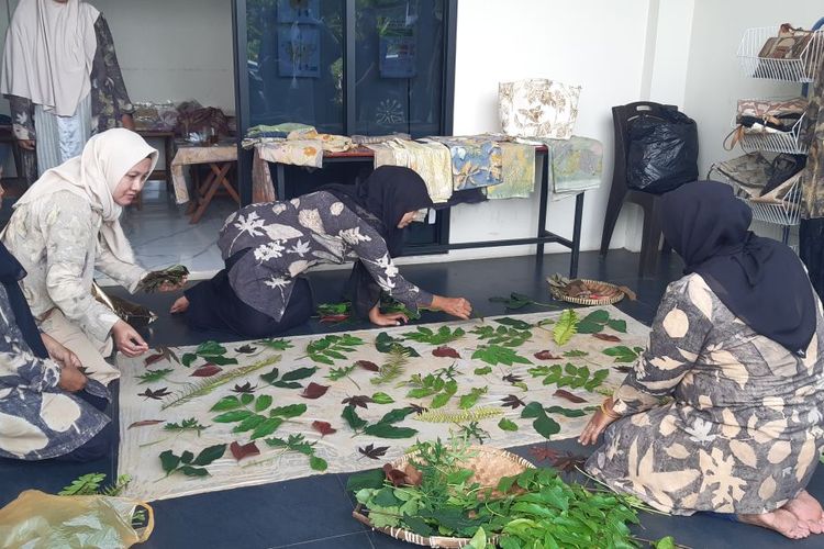 Proses pewarnaan kain ramah lingkungan atau ecoprint menggunakan tumbuhan di Rumah Produksi Batik Tandan Daun. Meski minat beli produk berkelanjutan naik, studi GlobeScan 2025 menunjukkan brand mengurangi komunikasi keberlanjutan. Apa sebabnya?