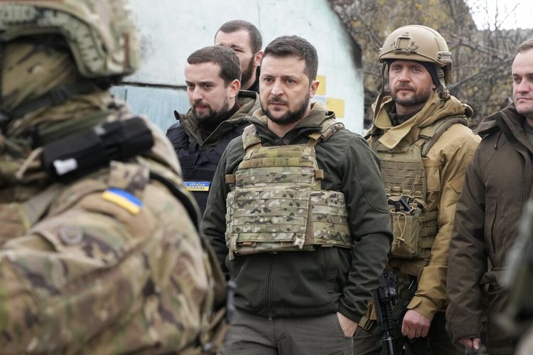 Presiden Ukraina Volodymyr Zelensky memeriksa lokasi pertempuran baru-baru ini di Bucha dekat Kyiv, Ukraina, Senin, 4 April 2022. 