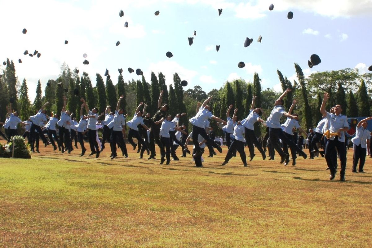 Para lulusan Sekolah Penerbang (Sekbang) TNI AU Tahun 2018 merayakan selebrasi lempar topi usai dilantik menjadi penerbang muda.