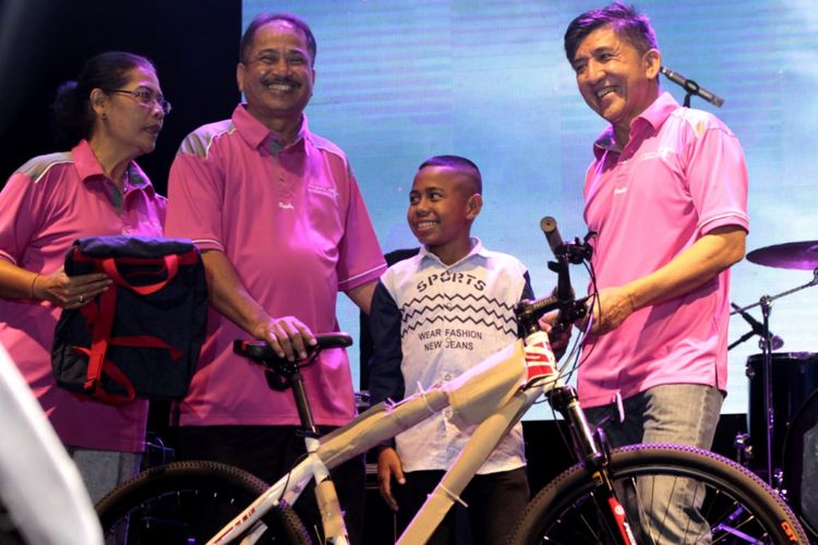 Menteri Pariwisata Arief Yahya saat memberikan hadiah sepeda kepada Yohanes Ande Kala Marcal alias Joni (13), bocah pemanjat tiang bendera, saat perayaan HUT RI ke-73 lalu.