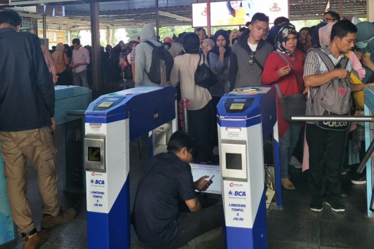 PT KCI sedang melakukan upgrade sistem gate elektronik di stasiun-stasiunnya. Sejumlah stasiun hanya bisa mengoperasikan 1 atau 2 gate sore ini, Sabtu (21/7/2018). 