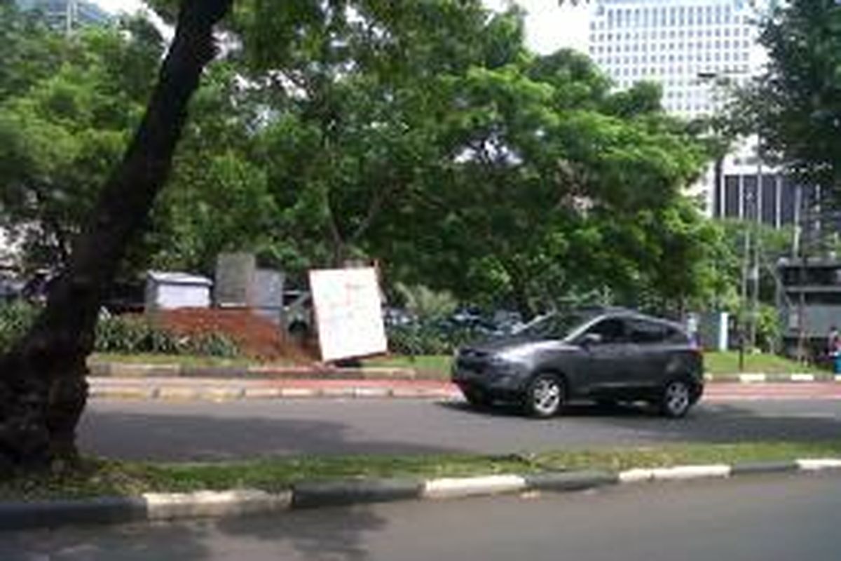 Sejumlah pohon di Jalan Sisingamaraja belum ditebang untuk pembangunan proyek mass rapid transit (MRT). Pohon-pohon di ruas jalan Sisingamangaraja hingga Jenderal Sudirman ditebang mulai 15 November 2013.