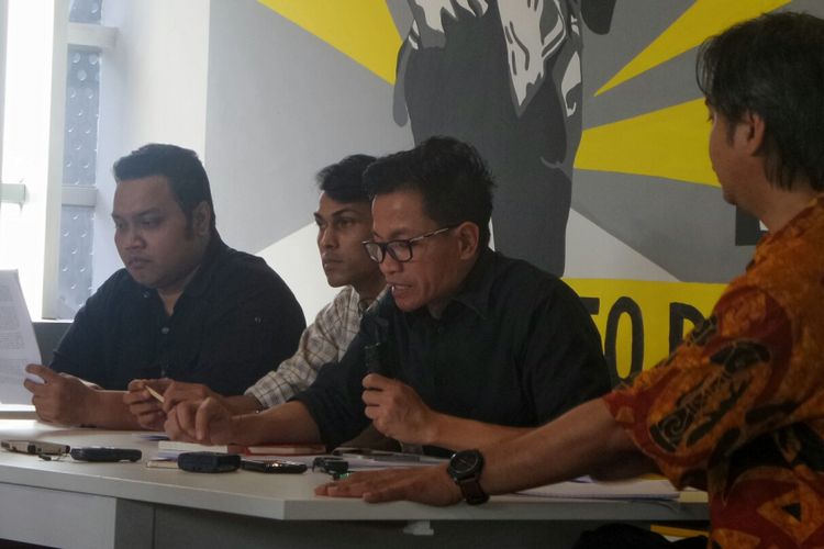 Direktur Eksekutif Amnesty International perwakilan Indonesia Usman Hamid bersama sejumlah perwakilan dari LBH Jakarta, Imparsial dan Kontras mendesak kepolisian segera melakukan investigasi atas dugaan penggunaan kekuatan yang mematikan dan senjata api dalam kasus penembakan warga di Kabupaten Deiyai, Provinsi Papua, pada Selasa (1/8/2017). 
