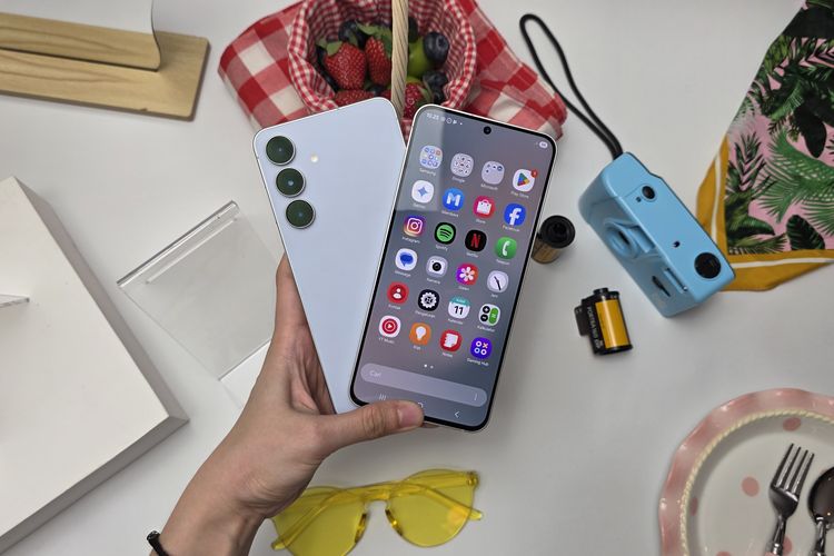 Tampilan layar depan dan desain belakang Samsung Galaxy S25 FE. Ada beberapa peningkatan, khususnya pada bezel layar yang semakin besar, bodi yang dibuat ramping, ringkas, dan ringan sehingga membuat smartphone lebih nyaman digenggam dengan satu tangan