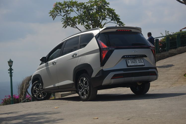 Pihak Hyundai mengajak beberapa media untuk mencoba keunggulan Stargazer X lewat acara test drive melewati jalur Yogyakarta-Solo