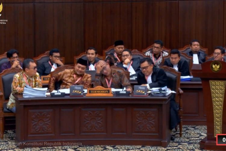 Ketua KPU Hasyim Asy'ari menepok jidatnya setelah menyebut dirinya sebagai terlapor, bukan termohon, dalam sidang lanjutan sengketa hasil Pemilihan Presiden 2024 di Gedung Mahkamah Konstitusi, Jakarta, Senin (1/4/2024).