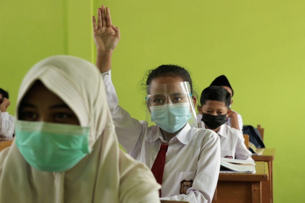 Siswa SDN 131 Kota Jambi sedang belajar tatap muka terbatas di dalam kelas.