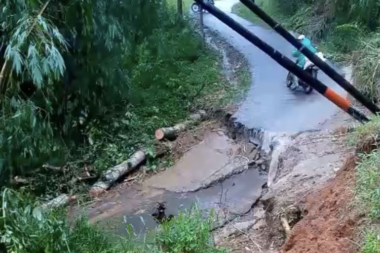 Tangkapan layar video viral terkait Akses utama yang menghubungkan Desa Nanggerang dan Desa Mukapayung di Kecamatan Cililin, Kabupaten Bandung Barat, Jawa Barat putus tertimbun longsor yang terjadi Kamis (4/12/2025) sore.
