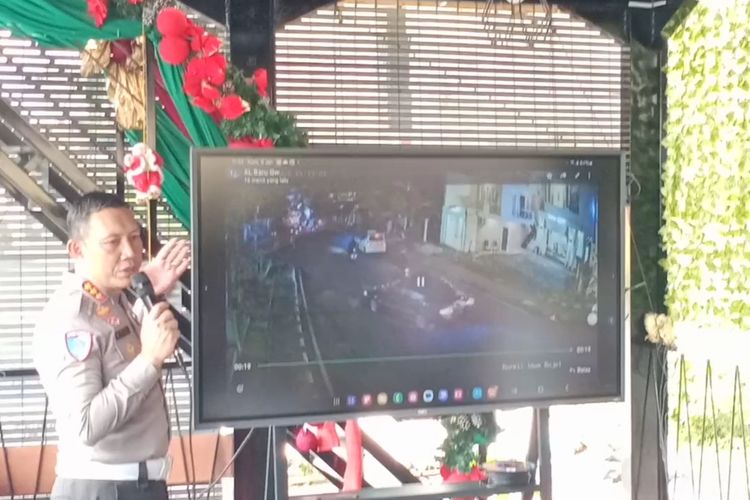 Dirlantas Polda Jatim Kombes Pol Komarudin S.I.K.,M.M menjelaskan hasil olah TKP sementara di Pos Polisi Batos, Kota Batu pada Kamis (9/1/2024). 