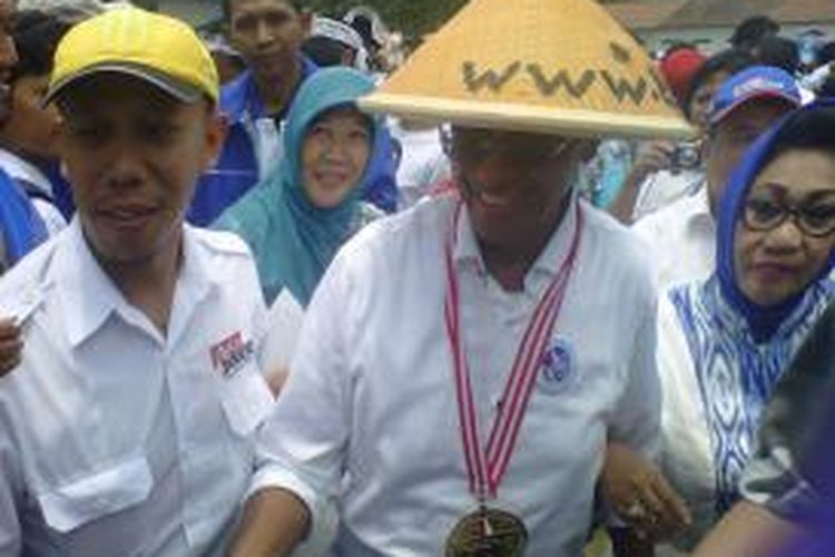 Dahlan Iskan di tengah kerumunan massa pendukungnya di Kecamatan Borobudur, Kabupaten Magelang, Minggu (16/3/2014).