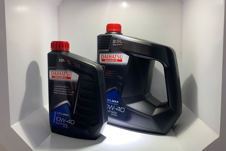 Daihatsu Genuine Oil SAE 10W-40 SN, oli mesin yang dirancang khusus buat mesin EJ-DE/VE, K3-DE/VE, 3SZ-DE/VE. 
Bisa dibilang pelumas ini masih disediakan buat mobil-mobil Daihatsu keluaran lama, yang dihargai Rp 100.000 per liter, atau Rp 340.000 per 3,5 liter.