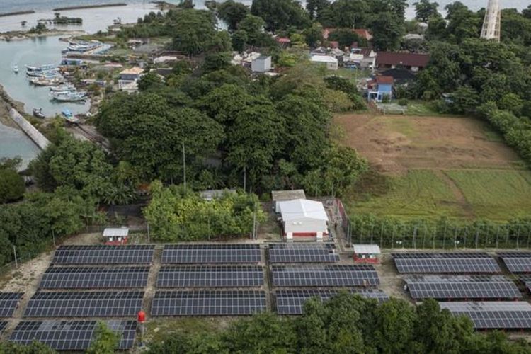 Panel matahari terpasang di sisi utara Pulau Sabira di Kabupaten Kepulauan Seribu, DKI Jakarta. PLTS di pulau itu menghasilkan listrik sebesar 1.200 kWh per hari atau memenuhi 50% konsumsi listrik harian sekitar 600 penduduk Sabira.