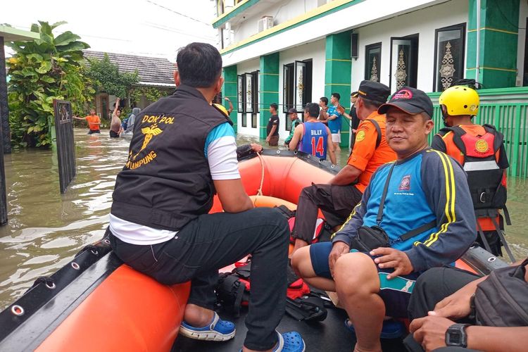 Kementerian Sosial (Kemensos) dan berbagai pihak terus melakukan upaya evakuasi dan pencarian terhadap warga yang masih terjebak di lokasi terdampak banjir di Bandar Lampung dan sekitarnya.
