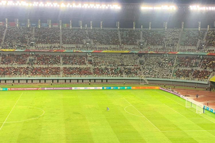 Kiper Maroko, Taha Benrhozil, tampak berjongkok di luar kotak penalti saat menunggu timnas U17 Indonesia melakukan serangan.