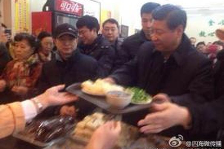 Foto Presiden China Xi Jinping tengah mengantre di restoran yang padat tanpa pengawalan ketat beredar di layanan microblogging lokal Weibo.