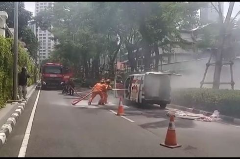 Mobil Ekspedisi Terbakar di Seberang Pintu Masuk Polda Metro Jaya, Diduga Korsleting pada Mesin