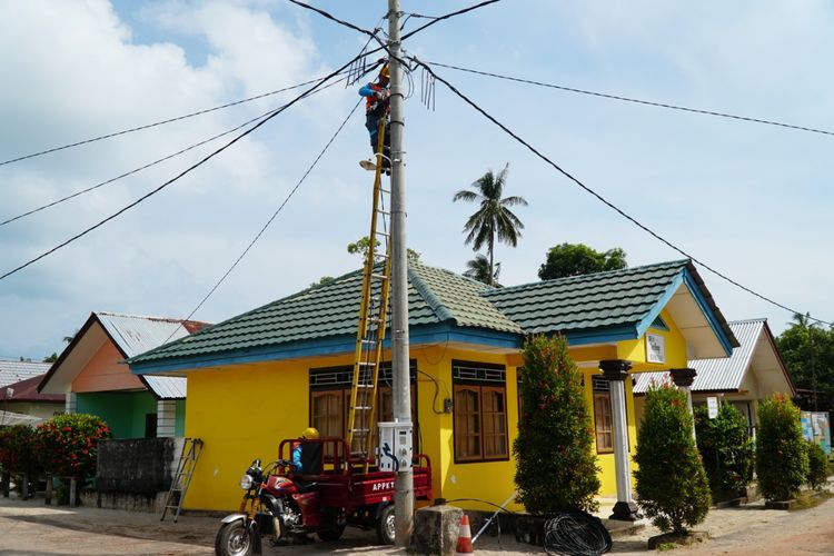 Pemasangan jaringan listrik di Pulau Seliu, Belitung.