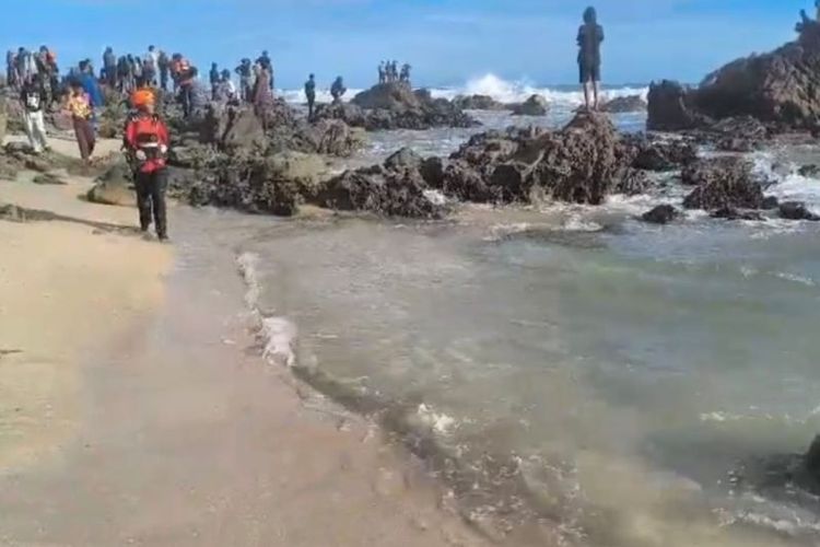 WNA China Hilang Terseret Arus di Pantai Cibobos Lebak, Tim SAR Lakukan Pencarian Intensif