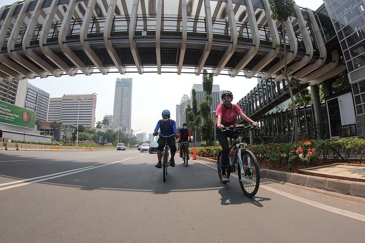 Redaksi Kompas.com bersepeda dalam rangka Gowes Ziarah HUT Ke-25 Kompas.com, Sabtu (12/9/2020). Ziarah ini mengunjungi makam Mohamad Latip, Ervan Hardoko, Kurniasari Aziza, P.K. Ojong, dan Jakob Oetama.