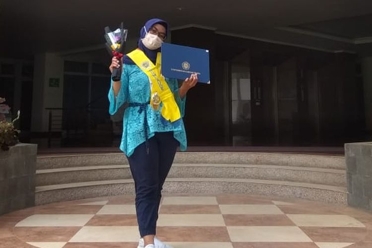Kintani, mahasiswi lulusan UGM, yang menjalani prosesi wisuda secara online karena situasi pandemi virus corona.