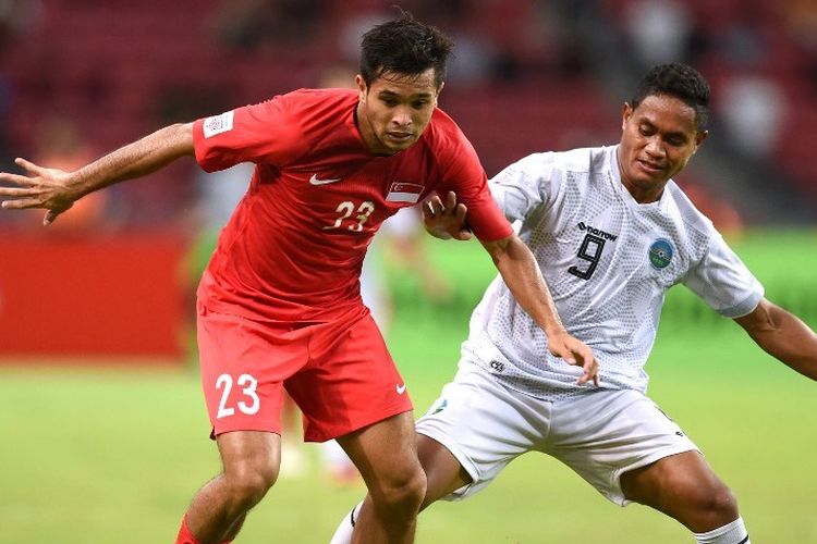 Gelandang bertahan Singapura Zulfahmi Arifin (kiri) berebut bola dengan pemain depan Timor Leste Silveiro Da Resureicao Da Silva Garcia (kanan) selama pertandingan sepak bola Piala Suzuki AFF 2018 di Stadion Nasional di Singapura pada 21 November 2018.