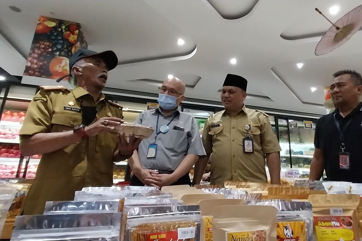 Produk olahan makanan UMKM Kabupaten Tasikmalaya masuk Swalayan Plaza Asia Tasikmalaya.