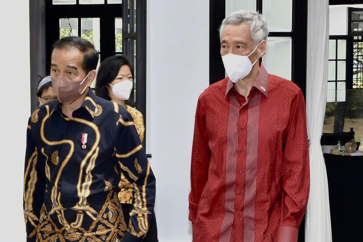 Presiden Joko Widodo (kedua kanan) berjalan bersama Perdana Menteri Singapura Lee Hsien Loong (kanan) di The Sanchaya Resort Bintan, Kabupaten Bintan, Kepulauan Riau, Selasa (25/1/2022). Pada Minggu (21/8/2022), PM Lee mengatakan Singapura akan mendekriminalisasi seks antarpria.