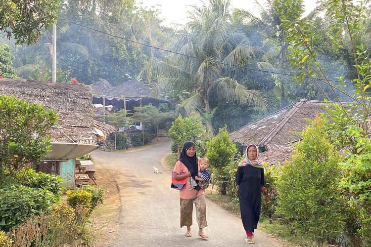 Bermalam di Rumah Warga Kampung Adat Kuta, Disambut Minuman dan Cerita Hangat