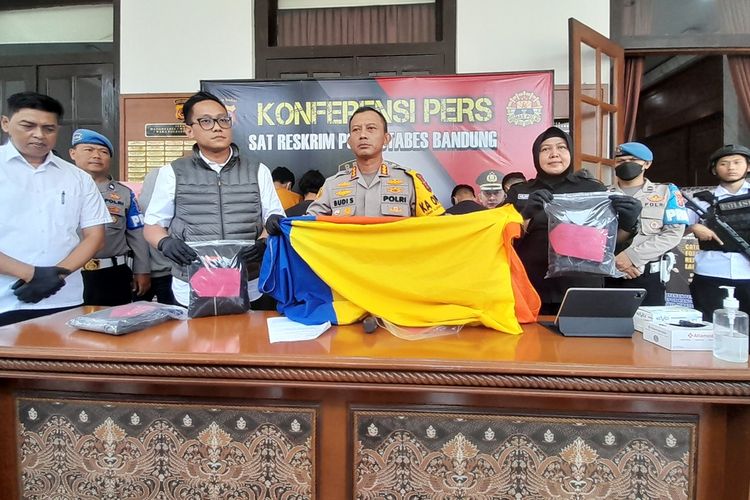 Kapolrestabes Bandung, Kombes Pol Budi Sartono tengah memperlihatkan barang bukti dalam pengeroyokan yang dilakukan anggota geng motor di Bandung, Selasa (8/11/2023).