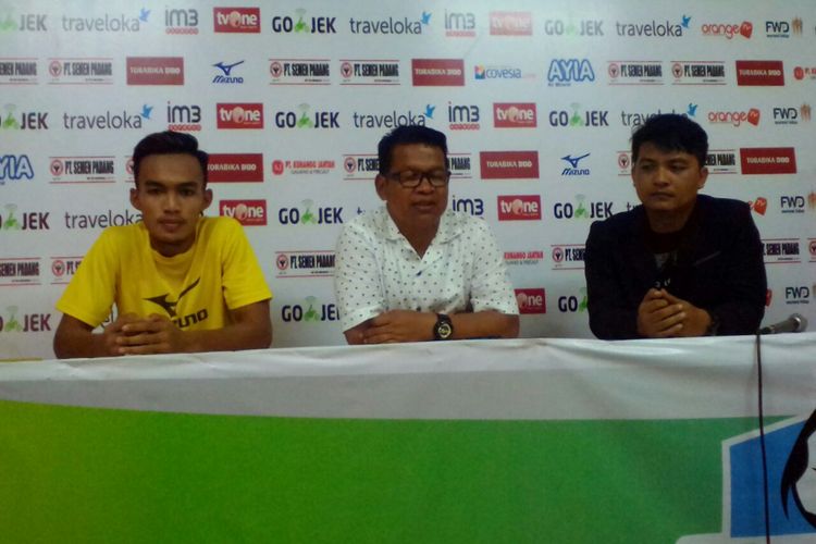 Pelatih Semen Padang, Delvi Adri, saat memberi keterangan pers seusai laga versus Mitra Kukar, Kamis (19/10/2017). 
