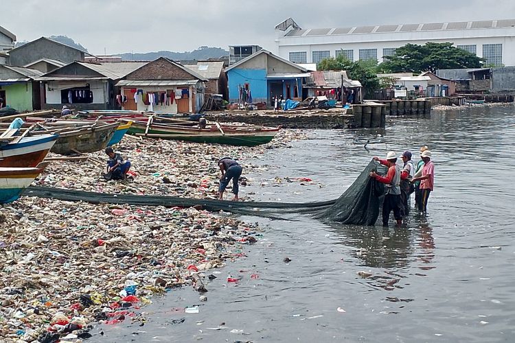 Nelayan payang di Pantai Sukaraja, Bandar Lampung, Selasa (11/7/2023).