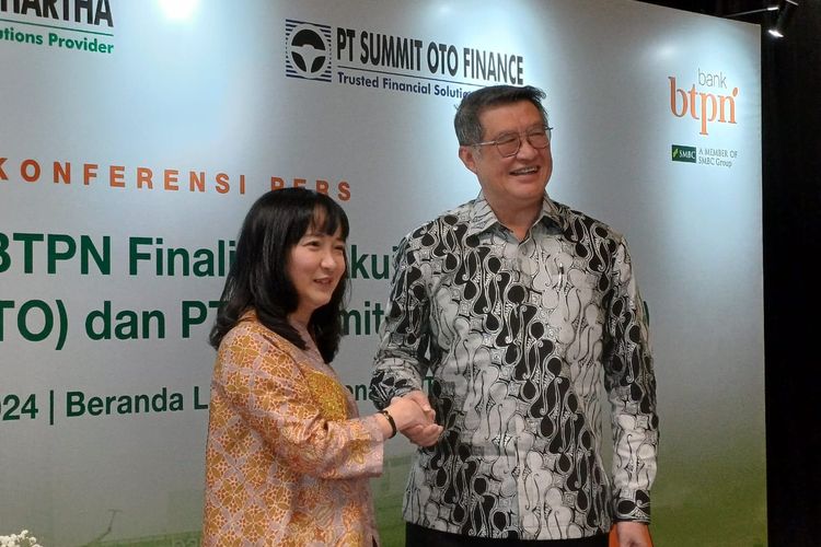 Direktur Utama PT Bank BTPN Tbk Henoch Munandar dan Presiden Direktur SOF dan CEO OTO Group Victoria Rusna dalam konferensi pers, Rabu (27/3/2024).