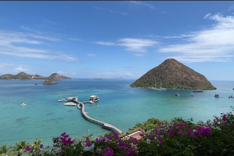 Pemandangan laut di Labuan Bajo, Kabupaten Manggarai Barat, Nusa Tenggara Timur. Foto diambil dari Ayana Komodo Resort di Pantai Waecicu.