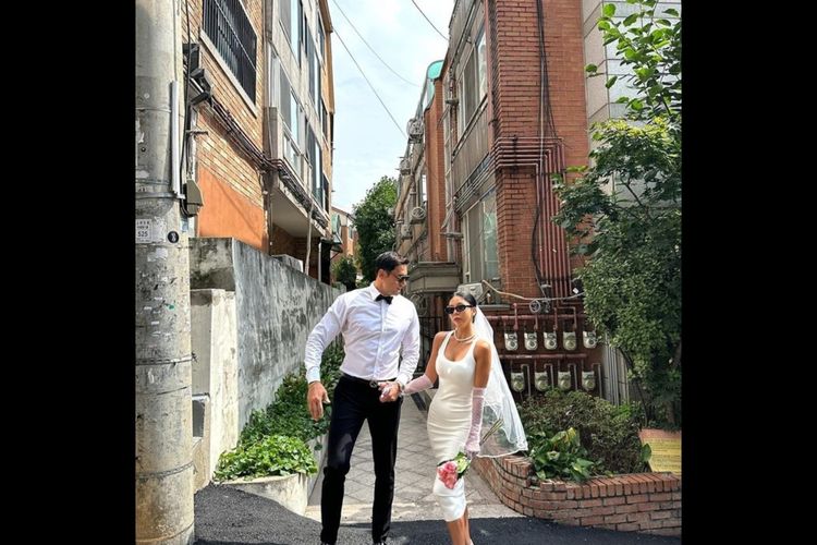 Model sekaligus aktor Korea blasteran Prancis dan Kanada, Julien Kang, bersama tunangannya, YouTuber fitness JJ, merilis foto prewedding mereka yang berbiaya rendah.