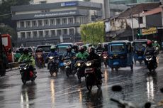 Mulai Musim Hujan, Pengendara Motor Jangan Sembarang Pilih Tempat Berteduh