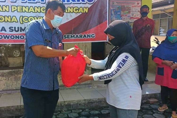 Penyerahan bantuan bahan pangan untuk warga terdampak Covid-19