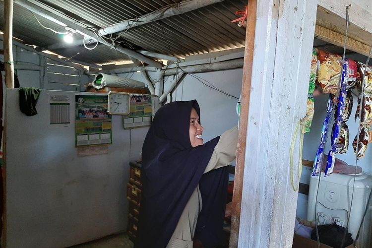 Nining Suryani (44) menunjukkan isi rumahnya yang menempati bagian toilet sekolah di SDN Karyabuana 3, Kecamatan Cigeulis, Kabupaten Pandeglang, Banten, Senin (15/7/2019)