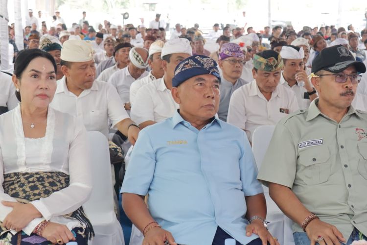 Bupati Jembrana, I Nengah Tamba terlihat hadir pada Upacara Pecaruan Agung di bakal lokasi Polo Berkuda, Jembrana, Bali, Senin (23/9/2024). 